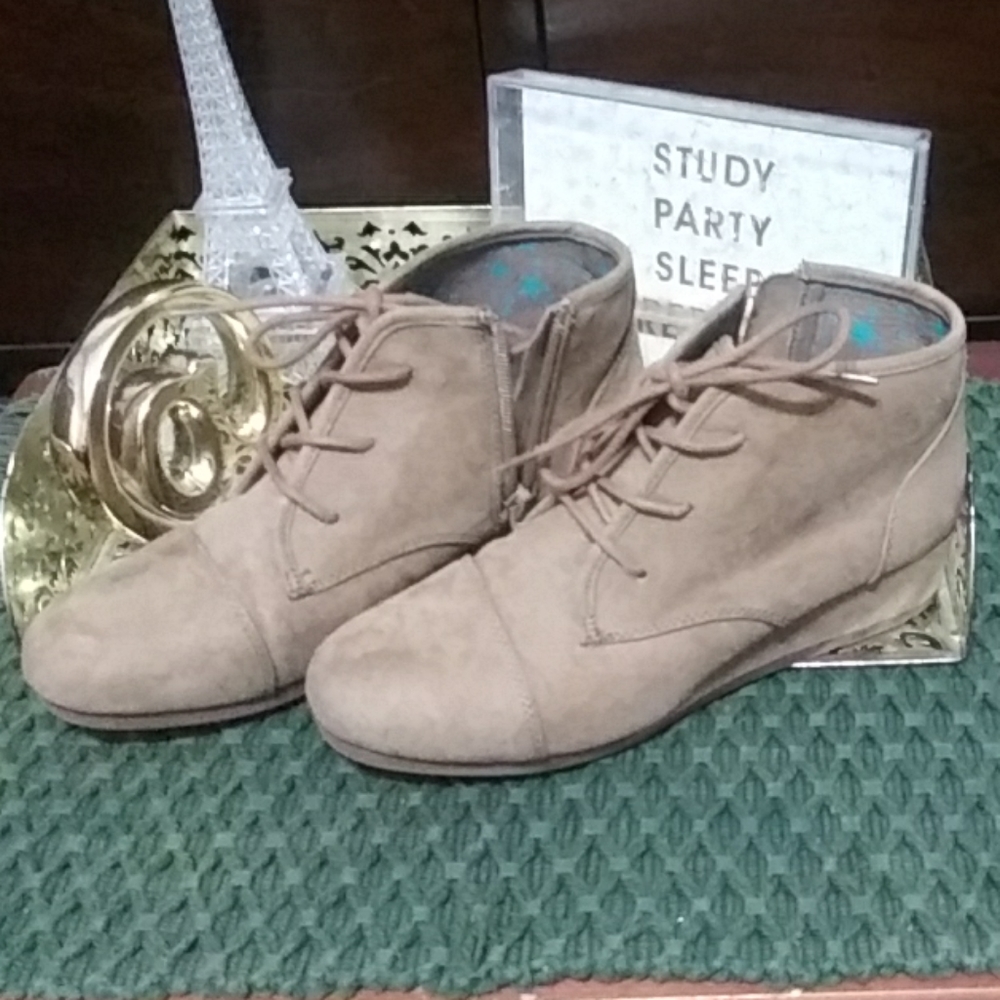 Comfort ankle booties